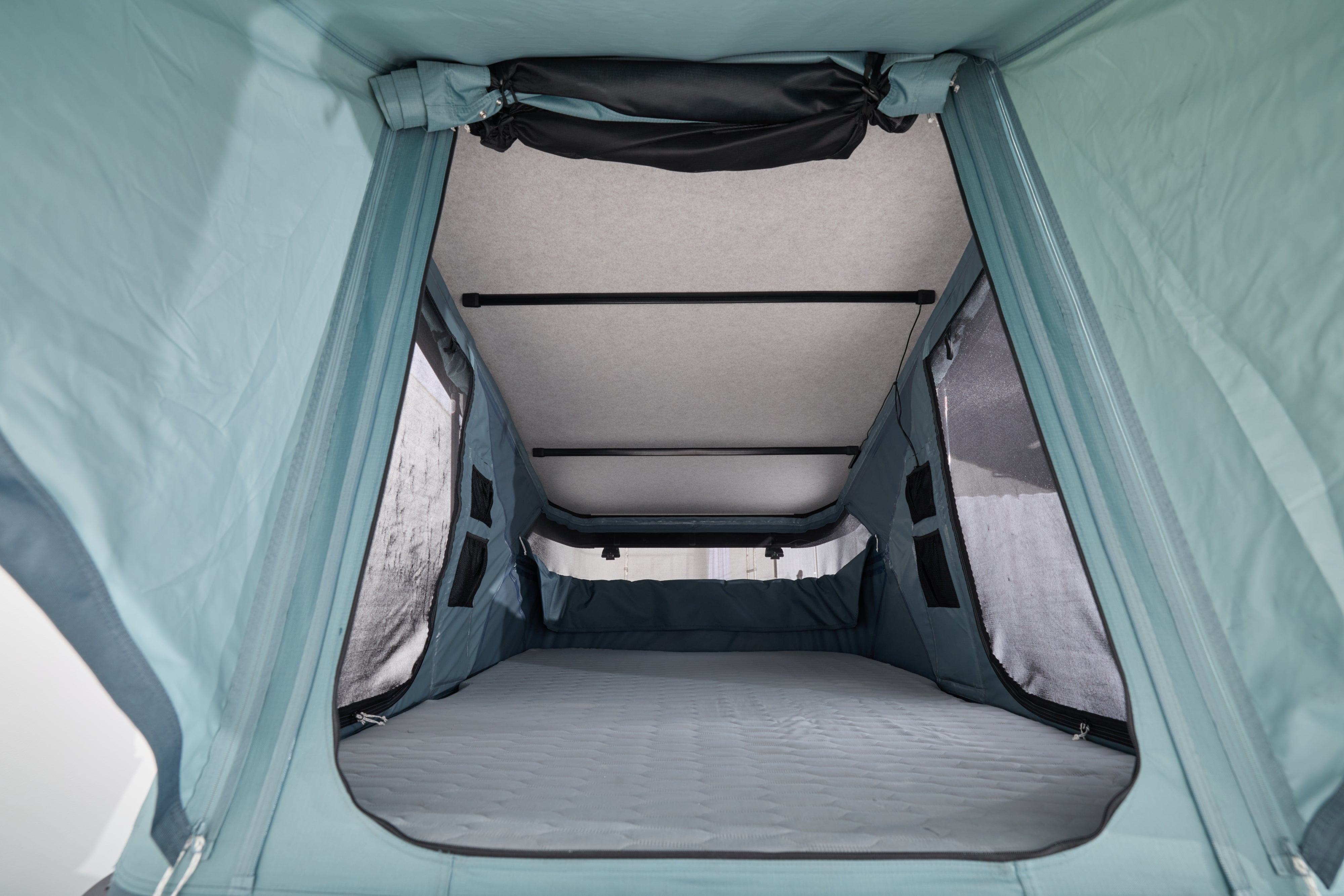 Thule Widesky Hartschalen-Dachzelt – Aerodynamisch, Schnellaufbau & Panoramafensterer Ashland Grau