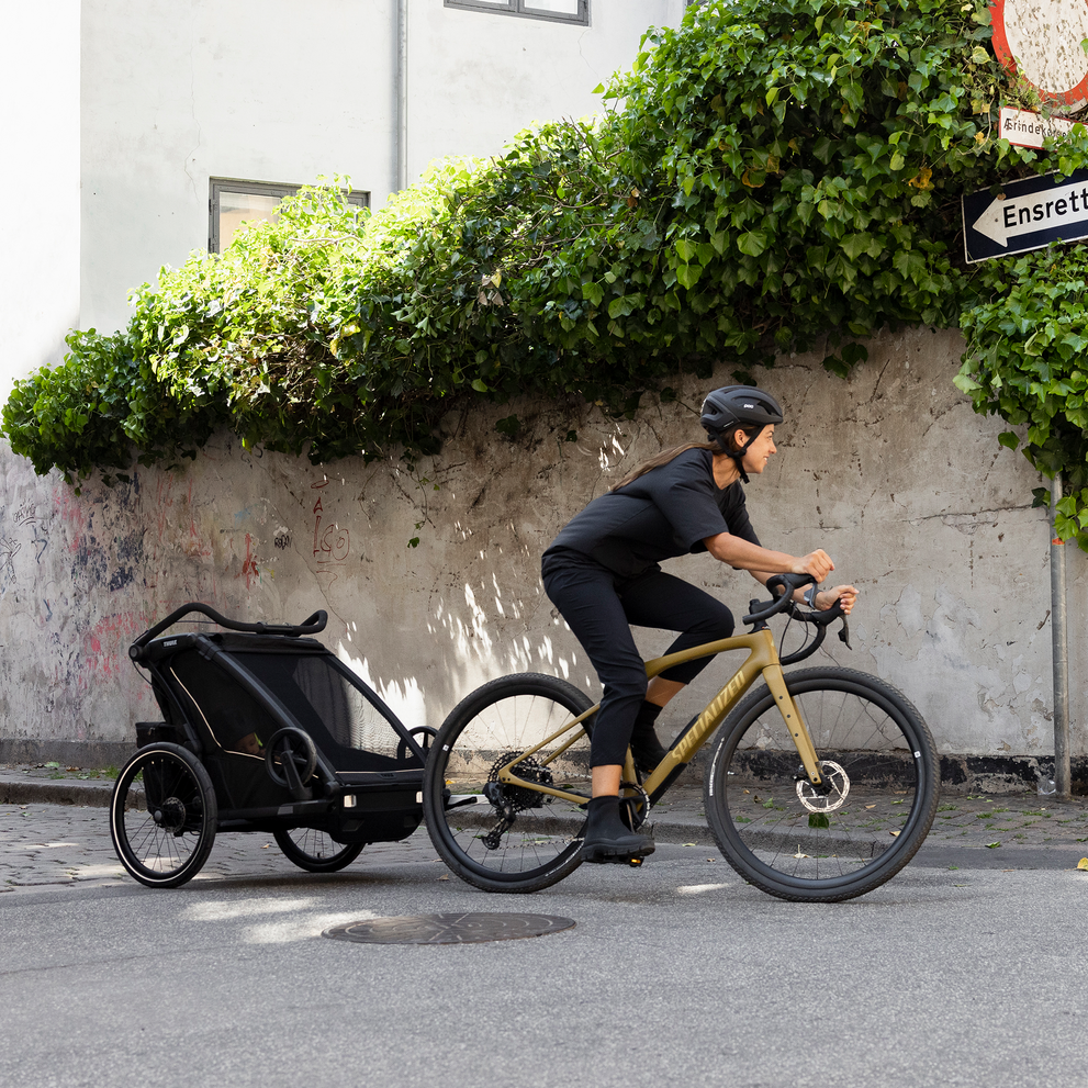 Thule Chariot Sport 2 double with Thule Chariot air purifier cover – Natural Gold