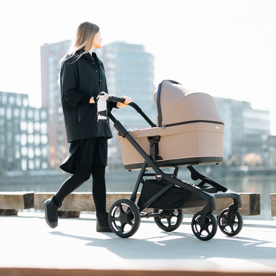Thule Sleek 2 Kombikinderwagen Bundle – Getöntes Taupe – Inkl. Babywanne