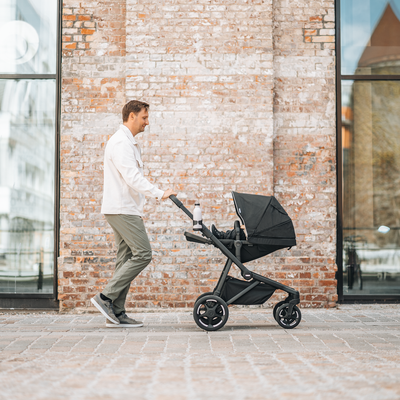 Thule Sleek 2 Kombikinderwagen Bundle – Tiefschwarz – Inkl. Babywanne