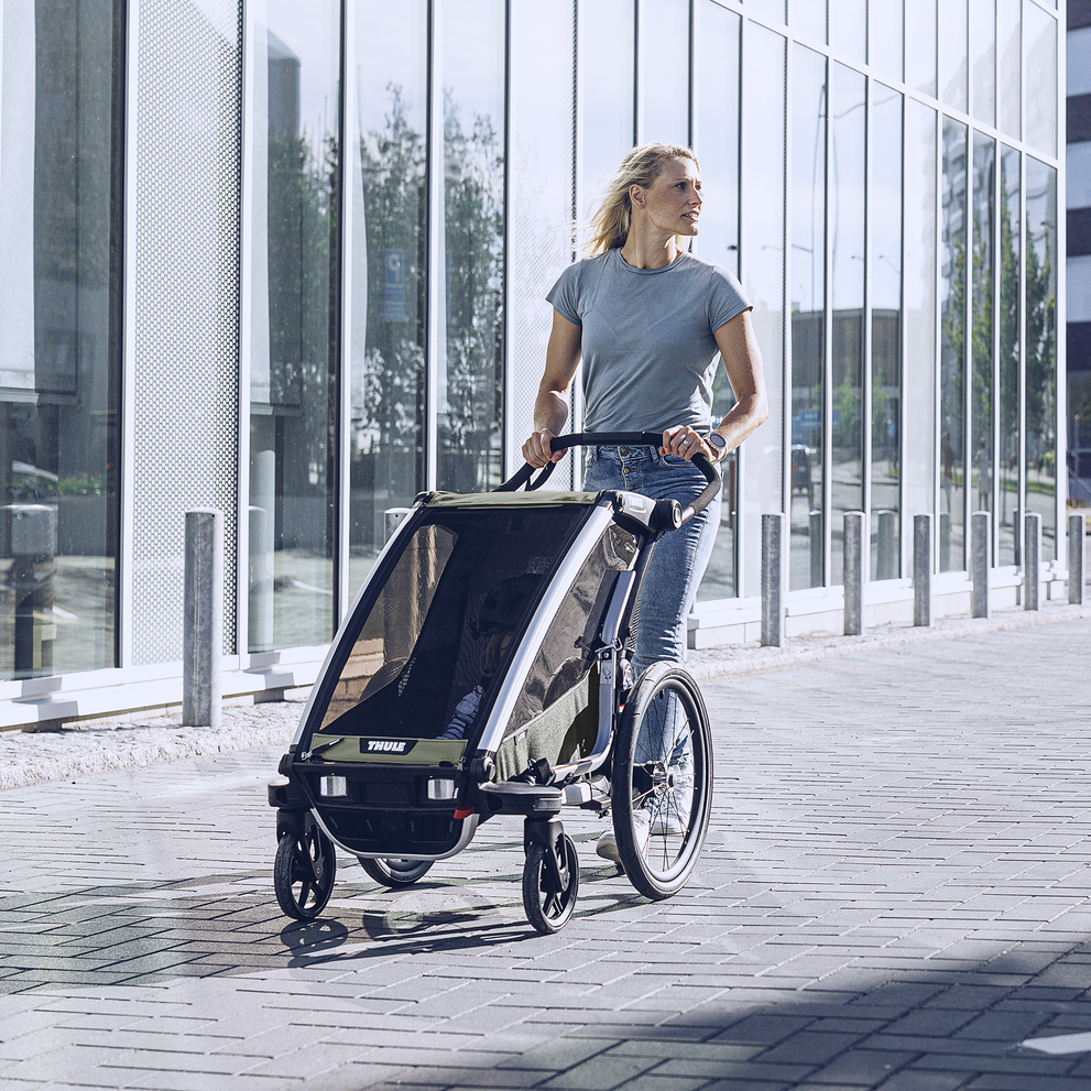 Thule Chariot Lite mit Thule sun and wind tarp – single vintage green