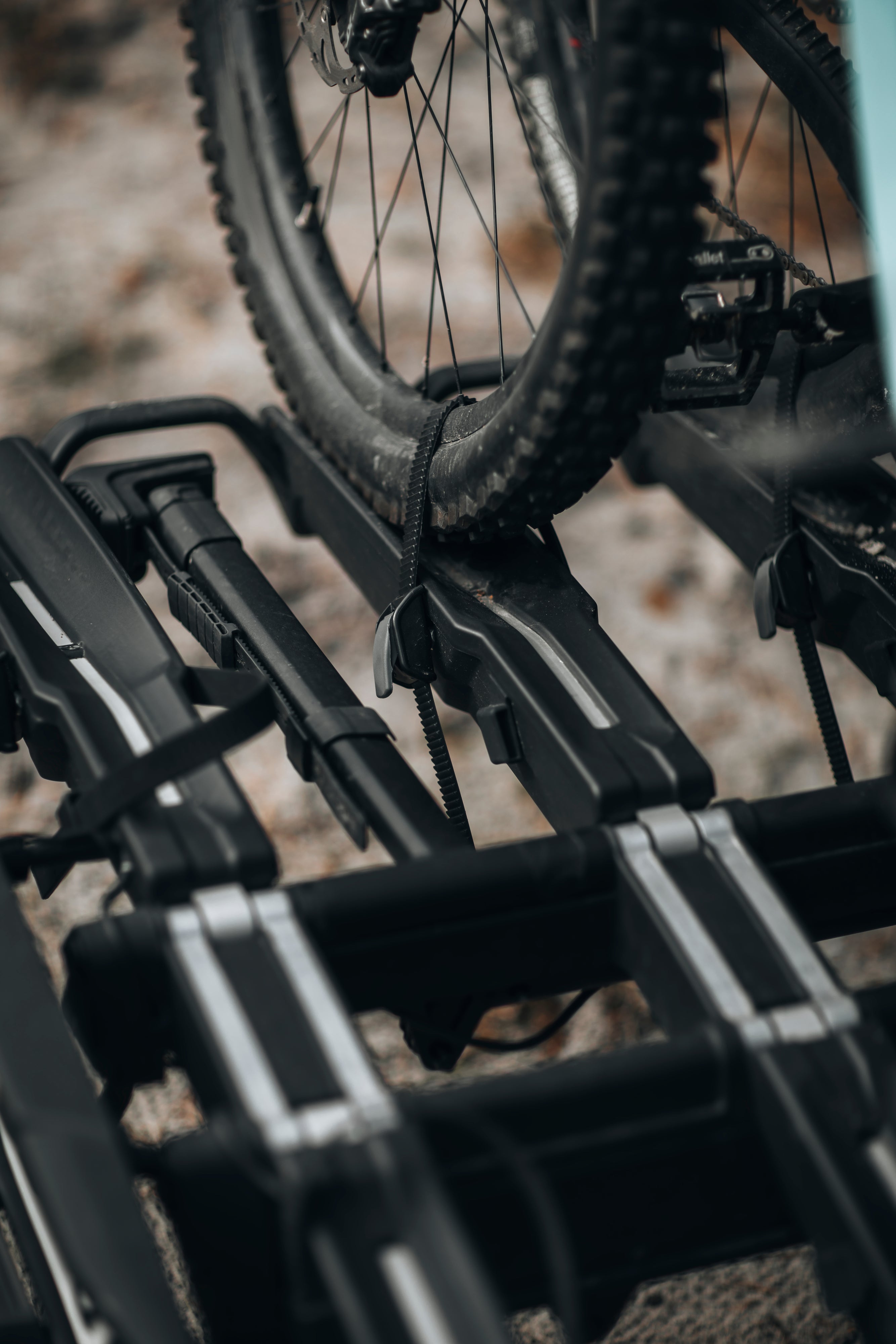 Thule Epos 3 ParkSecure – Faltbarer Anhängerkupplungs-Fahrradträger für 3 Bikes mit integrierten Parksensoren